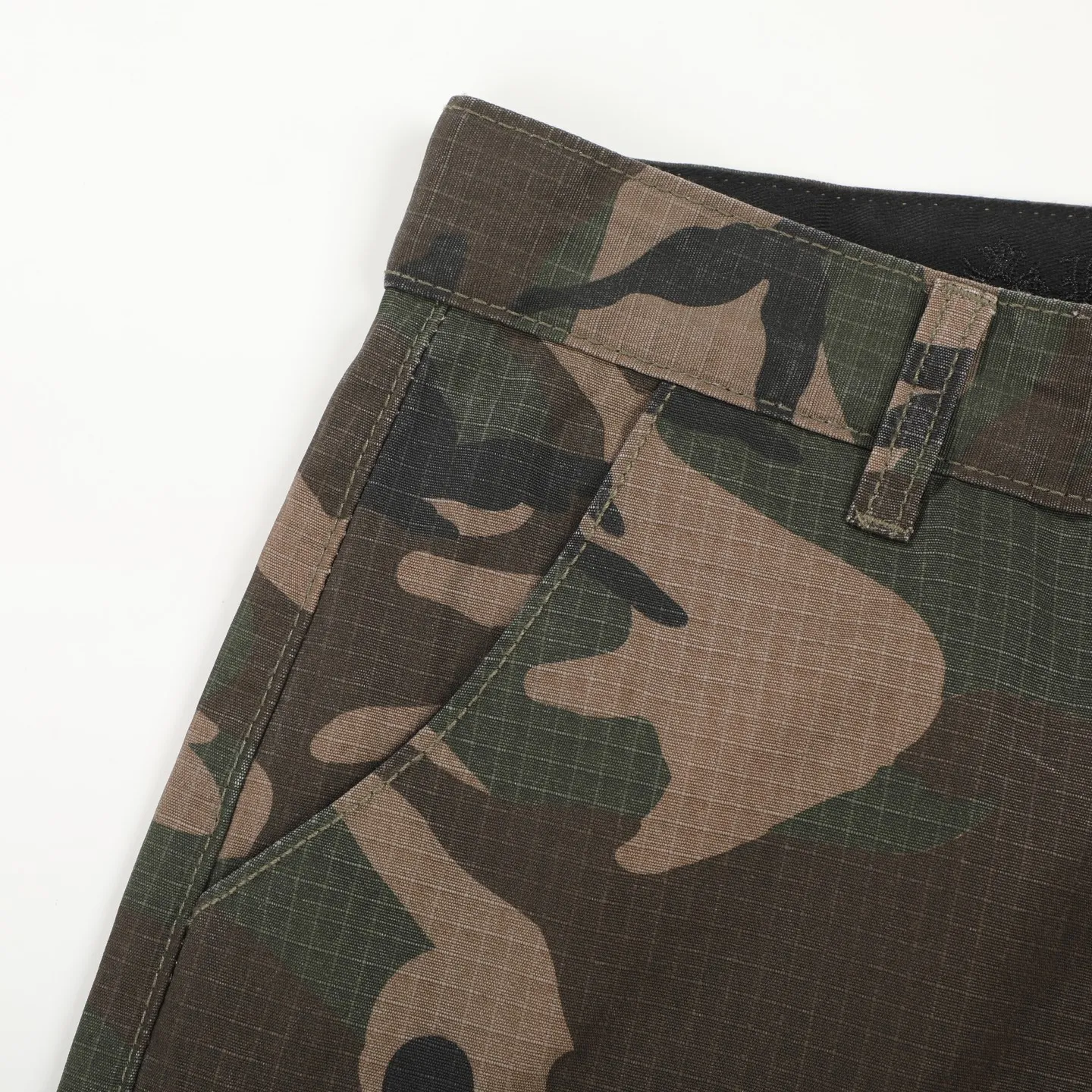 P280 Chrome HeartsCH camouflage logging pants straight-leg Sanskrit unisex overalls, W-level cabinet, patchwork cross pattern embellishment, high-waisted washed jeans! ! Absolutely high-end luxury products, 1.9W-level god-level single products, super popular products, built with top heavy industry, a magic weapon that cannot be missed. About Zangyin, this is an extremely luxurious fashion brand, which can also be called the aristocrats of the high street. It has always been an exclusive brand for some hipsters or the rich second generation. Compared with ordinary high streets, it is more luxurious and noble. Compared with luxury brands, it has a more fashionable personality and has always been a brand that I have a special liking for. Imported yarn is custom-woven into a high-density twill canvas, which ensures a crisp silhouette while also making the fabric very delicate to the touch. It follows the B01 classic silhouette, with a crisp and stylish upper body. The ready-made garments are stone-milled and fermented, so they can be matched with any style. Buttons and zippers are made of authentic YKK retro metal products. Double-layer canvas on the front knees has perfect details. All hardware is customized. Color: Camouflage Size: 28/30/32/34/36 Waist: 74/79/84/89/94 Sitting: 104/109/114/119 Pants length: 101/102/104/106/108